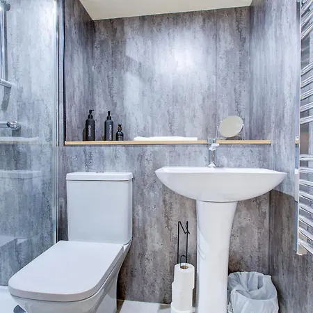 Stylish Modern 1br Mezzanine In Centre شقة ليدز